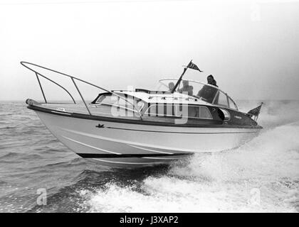 AJAXNETPHOTO. 19Aprile, 1970. SOLENT, Inghilterra. -MOTOR CRUISER PROVE - FAIREY SPEARFISH SU PROVE IN MARE A IL SOLENT. Foto:JONATHAN EASTLAND/AJAX REF:702725A Foto Stock