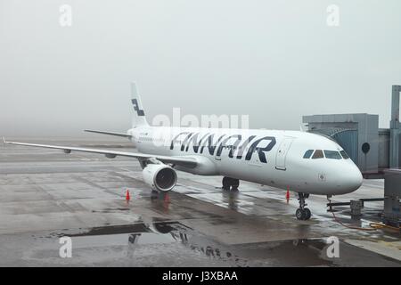 HELSINKI, Finlandia - 1 Aprile 2017: Finnair Airbus A321 aereo di linea a Helsinki Vantaa Airport. Finnair è la bandiera finlandese carrier compagnia aerea. Foto Stock