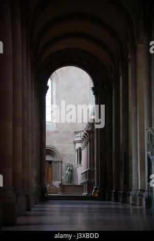 Mainz, Germania - 20 Aprile 2017: un alto Porticato con archi a tutto sesto all'interno della Cattedrale di Magonza il 20 aprile 2017 a Mainz. Foto Stock