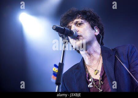 Milano, Italia. 07 Maggio, 2017. Italian-Albanian cantautrice Ermal Meta suona dal vivo all'Alcatraz a Milano. (Foto: Mairo Cinquetti/Pacific Stampa) Credito: PACIFIC PRESS/Alamy Live News Foto Stock