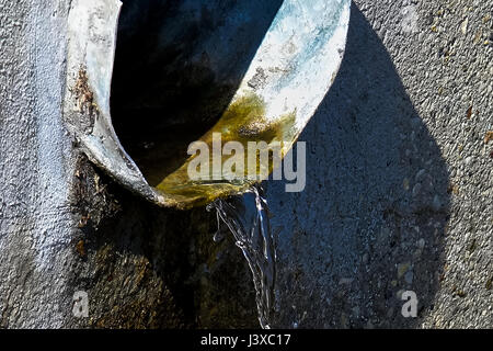 Primo piano di acqua che fluisce da un tubo. Foto Stock