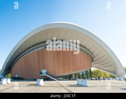 Berlino, Germania - 30 aprile 2017: "Haus der Kulturen der Welt (Casa delle Culture del Mondo) nel quartiere Tiergarten di Berlino, Germania. Foto Stock
