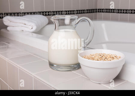 Farina di avena bagni di latte combinare proprietà lenitive del latte e farina di avena, entrambi dei quali sono associati a ridurre gli arrossamenti e le irritazioni. Oatmea Foto Stock