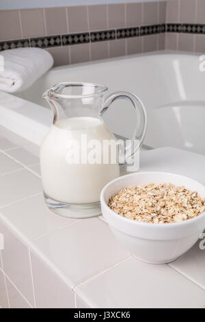 Farina di avena bagni di latte combinare proprietà lenitive del latte e farina di avena, entrambi dei quali sono associati a ridurre gli arrossamenti e le irritazioni. Oatmea Foto Stock