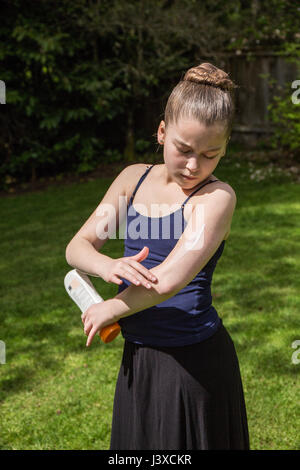 Di undici anni ragazza l'applicazione di crema solare in Issaquah, Washington, Stati Uniti d'America Foto Stock