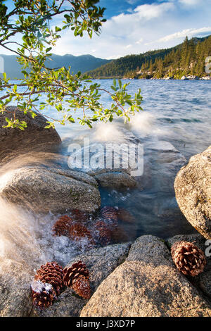 Il lago Tahoe è un grande lago di acqua dolce in Sierra nevada degli stati uniti. Foto Stock