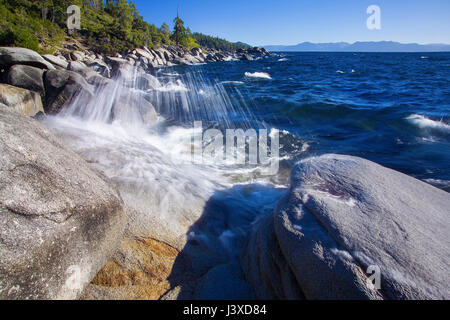 Il lago Tahoe è un grande lago di acqua dolce in Sierra nevada degli stati uniti. Foto Stock