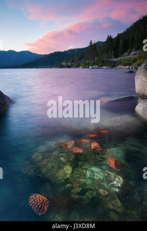 Il lago Tahoe è un grande lago di acqua dolce in Sierra nevada degli stati uniti. Foto Stock