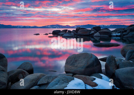 Il lago Tahoe è un grande lago di acqua dolce in Sierra nevada degli stati uniti. Foto Stock