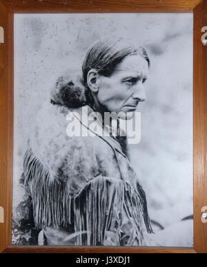 Ritratto di Archibald Belaney (noto come il gufo grigio, 1888-1938) con un giovane beaver nel maneggio Mountain National Park, Manitoba, Canada Foto Stock