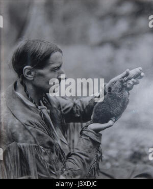 Ritratto di Archibald Belaney (noto come il gufo grigio, 1888-1938) con un giovane beaver nel maneggio Mountain National Park, Manitoba, Canada Foto Stock