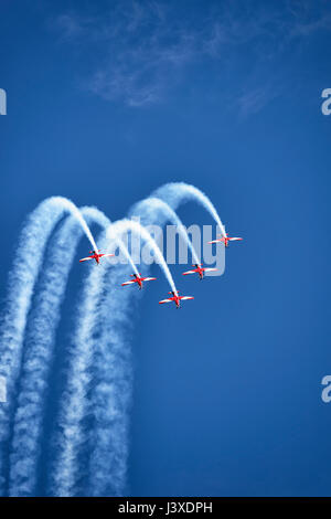 Pilatus PC-9A UN23-037 del RAAF Roulette formazione Aerobatic Team effettuando in corrispondenza di ali su di Illawarra 2017, Airshow Albion Park, NSW, Australia Foto Stock