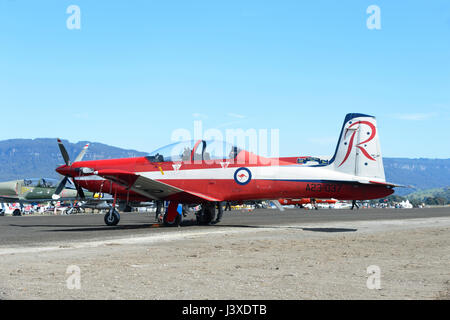 Pilatus PC-9A UN23-037 del RAAF Roulette formazione Aerobatic Team a Wings Over Illawarra 2017, Airshow Albion Park, NSW, Australia Foto Stock