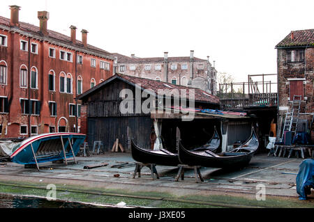 Squero di San Trovaso in Venezia, storica pietra miliare della costruzione e riparazione gondole Foto Stock