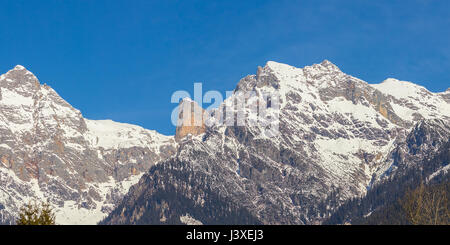 Alte montagne paesaggio panorama, la cresta alpina contro il cielo blu chiaro Foto Stock