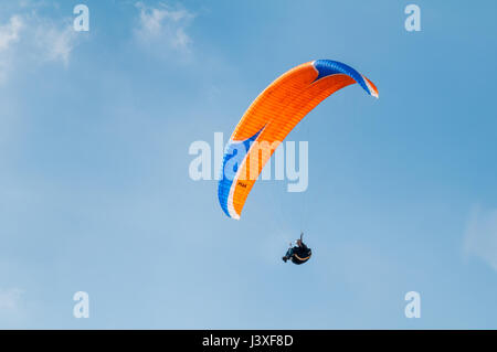 LAKE DISTRICT, Regno Unito - 22 Maggio 2010: Un parapendio è volare contro un cielo blu godendo della splendida giornata nel Lake District inglese vicino a B Foto Stock