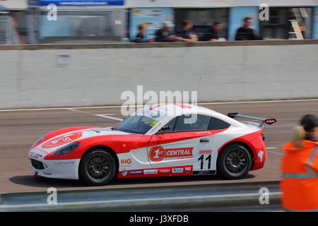 Sebastian priaulx in la Ginetta junior cup a Thruxton race course durante le prove libere di sabato 6 maggio Foto Stock