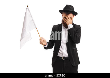 Uomo con una bandiera bianca tenendo la sua testa in incredulità isolati su sfondo bianco Foto Stock