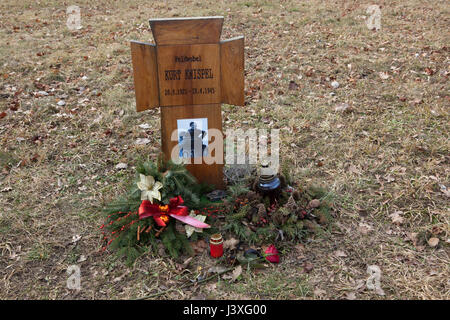 Tomba di feldfebel tedesco Kurt Knispel (1921-1945) sul suolo tedesco del Memoriale di guerra presso il cimitero centrale di Brno, in Repubblica Ceca. Almeno 1,561 soldati tedeschi che hanno servito in la Wehrmacht e morì durante la II Guerra Mondiale sono stati sepolti qui. Foto Stock