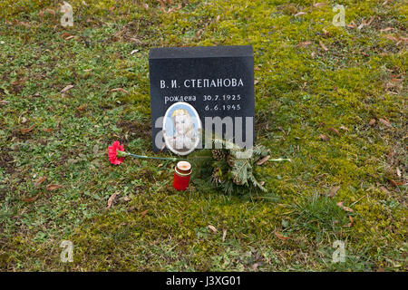 Fotografia di civile sovietica Vera Stepanova sul terreno della guerra sovietica Memorial presso il cimitero centrale di Brno, in Repubblica ceca, raffigurata a Febbraio 9, 2016 dopo un tentativo non riuscito di dilettanti di restauro. Vera Stepanova è nato il 30 luglio 1925 in Kuznetsk nella regione di Penza, Russia, servita nell'Armata rossa come un dattilografo durante la II Guerra Mondiale e morì di tifo all'età di 19 il 6 giugno 1945 a Brno in Moravia del Sud, della Cecoslovacchia. La sua fotografia installato dai parenti dopo la guerra sulla tomba di massa dove il suo corpo riposa invano è stato restaurato di recente da ignoti dilettanti. Foto Stock