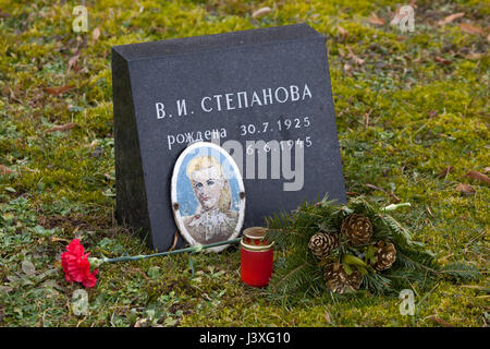 Fotografia di civile sovietica Vera Stepanova sul terreno della guerra sovietica Memorial presso il cimitero centrale di Brno, in Repubblica ceca, raffigurata a Febbraio 9, 2016 dopo un tentativo non riuscito di dilettanti di restauro. Vera Stepanova è nato il 30 luglio 1925 in Kuznetsk nella regione di Penza, Russia, servita nell'Armata rossa come un dattilografo durante la II Guerra Mondiale e morì di tifo all'età di 19 il 6 giugno 1945 a Brno in Moravia del Sud, della Cecoslovacchia. La sua fotografia installato dai parenti dopo la guerra sulla tomba di massa dove il suo corpo riposa invano è stato restaurato di recente da ignoti dilettanti. Foto Stock