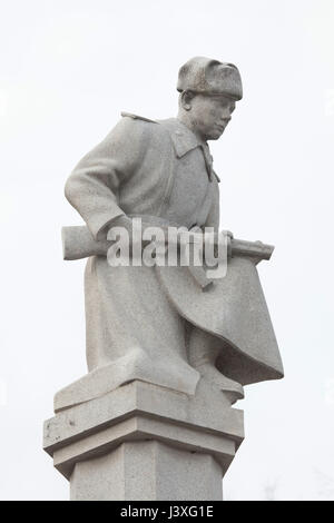 Statua di un esercito rosso soldato indossando divisa invernale in cima alla guerra sovietica Memorial presso il cimitero centrale di Brno, in Repubblica Ceca. Foto Stock