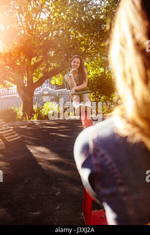 Due amiche al parco, ingannare intorno a vedere-sega Foto Stock