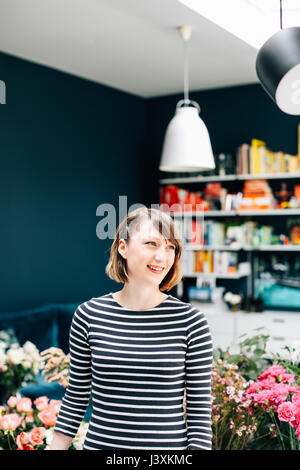 Ritratto di studentessa fioraio a decorazione floreale workshop Foto Stock