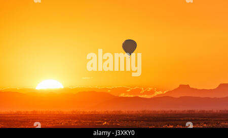 In mongolfiera ad aria calda sulla savana africana di sunrise, il Masai Mara riserva nazionale, Kenya Foto Stock