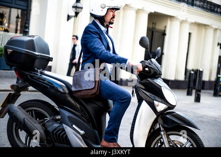 Imprenditore in moto, London, Regno Unito Foto Stock