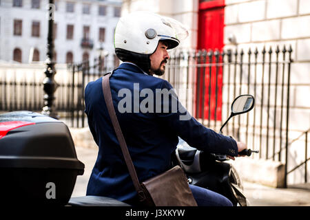 Imprenditore in moto, London, Regno Unito Foto Stock