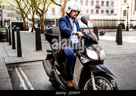 Imprenditore in moto, London, Regno Unito Foto Stock