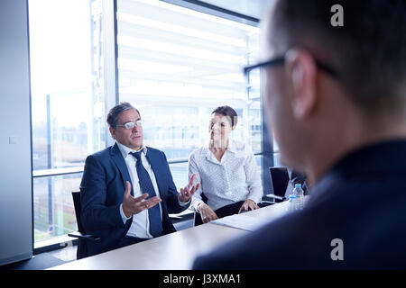 Sulla spalla di imprenditore spiegando a office meeting Foto Stock