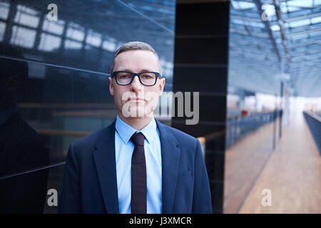 Ritratto di imprenditore fiducioso sul balcone di office Foto Stock
