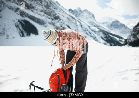 Escursionista paesaggi innevati preparazione attrezzatura per le escursioni, il Lago Louise, Canada Foto Stock