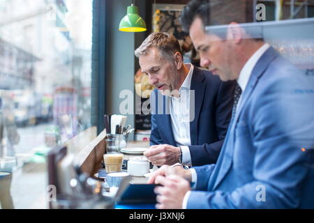 Due imprenditori aventi un pranzo di lavoro nel ristorante Foto Stock