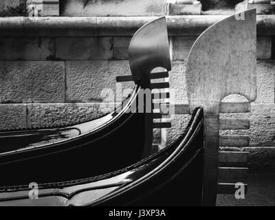 Ferro da stiro prua testa di un veneziano (da Venezia) gondola, noto come il fero da prora simboleggia diversi elementi importanti della città. Foto Stock