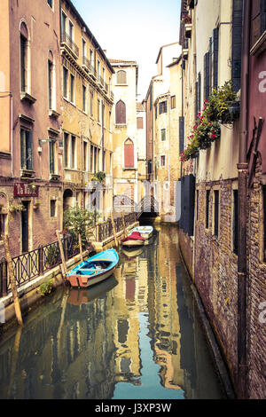 Rio de San Maurizio, uno dei tanti piccoli canali di Venezia utilizzato per ottenere intorno alla città. Foto Stock