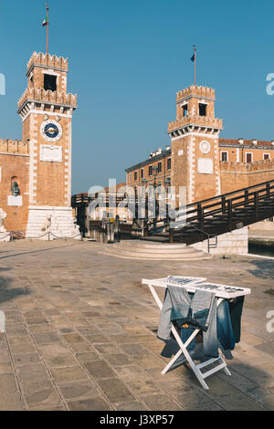Servizio lavanderia appesi ad asciugare nella piazza di fronte all'Arsenale di Venezia, Italia. Foto Stock