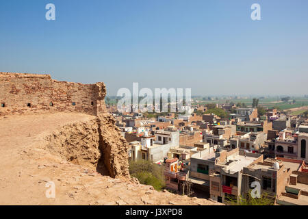 Periferia della città e campagna vista da fort bhatner hanumangarh in Rajasthan in India in restauro sotto un cielo blu in primavera Foto Stock