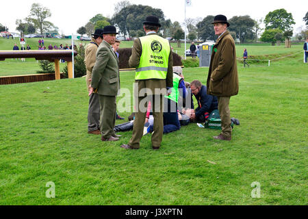 Spettacolare caduta alla recinzione 3,Badminton Horse Trials 2017,Topwood Beau & cavaliere inglese, Emily Gilruth prendendo un rotolamento e ricoverato in ospedale a causa di lesioni al capo Foto Stock