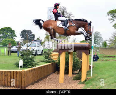 Spettacolare caduta alla recinzione 3,Badminton Horse Trials 2017,Topwood Beau & cavaliere inglese, Emily Gilruth prendendo un rotolamento e ricoverato in ospedale a causa di lesioni al capo Foto Stock