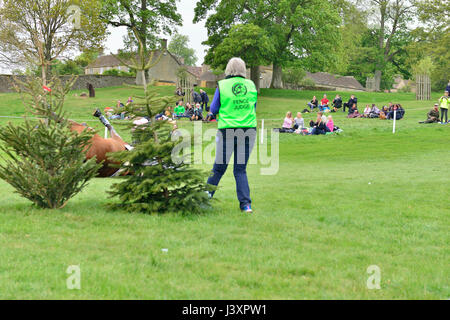 Spettacolare caduta alla recinzione 3,Badminton Horse Trials 2017,Topwood Beau & cavaliere inglese, Emily Gilruth prendendo un rotolamento e ricoverato in ospedale a causa di lesioni al capo Foto Stock