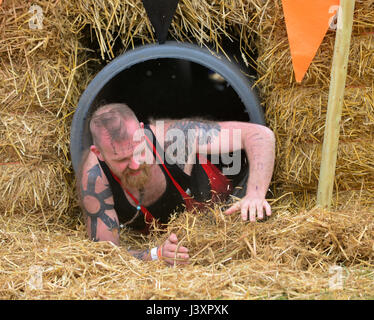 Robusto Mudder lancia nuove di zecca eventi a Henley on Thames,dura Mudder è un 12 mile (18-20 km) ostacolo corso destinato a test fisici e mentali forza 6 maggio 2017 foto da Brian Jordan Foto Stock