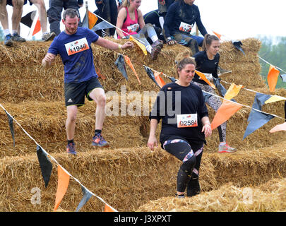 Robusto Mudder lancia nuove di zecca eventi a Henley on Thames,dura Mudder è un 12 mile (18-20 km) ostacolo corso destinato a test fisici e mentali forza 6 maggio 2017 foto da Brian Jordan Foto Stock