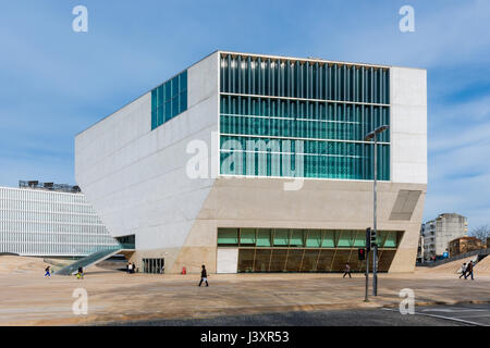 Casa della Musica Teatro a Porto, Portogallo. Il teatro è stato progettato da architetto olandese Rem Koolhaas e aperto nel mese di aprile 2005, Foto Stock