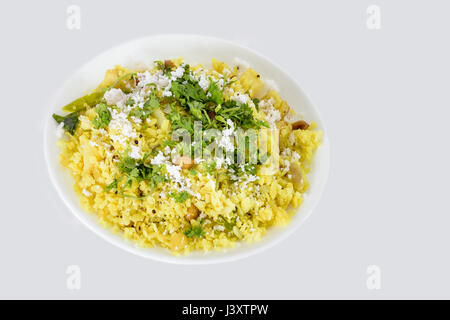 Popolari snack indiano poha o pohe realizzato con battuto di riso Foto Stock