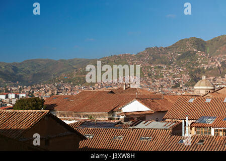 Panorama vista aerea sulla città di Cusco in Perù sulla mattina di sole al giorno Foto Stock