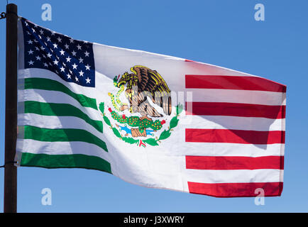 Un contrassegno destinato a celebrare il American-Mexican amicizia vola durante la Fiesta Protesta manifestazione annuale tenutasi a Lajitas, Texas. Foto Stock