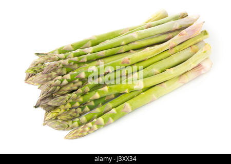 Bundle di Fresh cut materie non cotti asparagi verdi ortaggio su sfondo bianco Foto Stock